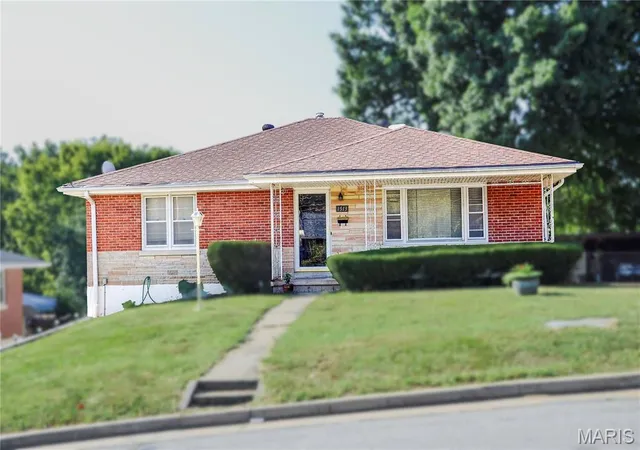 Photo 1 of Single family home for sale at 1513 Stadium Blvd, Jefferson City, MO 65109 | MLS# MIS26060990 | Listing updated on 2026-10-02