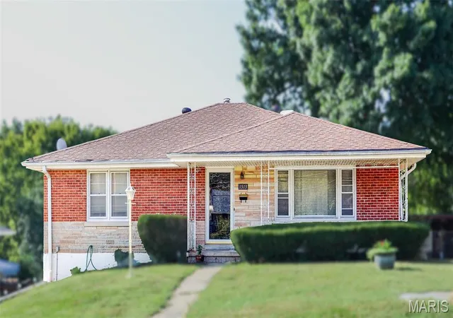 Photo 1 of Single family home for sale at 1513 Stadium Blvd, Jefferson City, MO 65109 | MLS# MIS26060990 | Listing updated on 2026-10-28