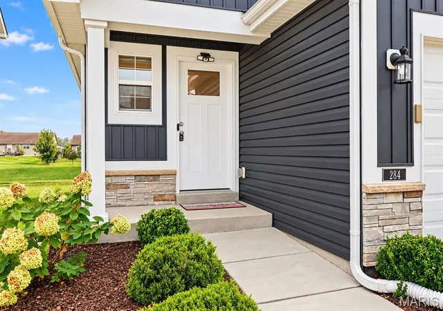 Photo 3 of Single family home for sale at 284 Crestfield Ct, Saint Charles, MO 63301 | MLS# MIS26061011 | Listing updated on 2026-10-05