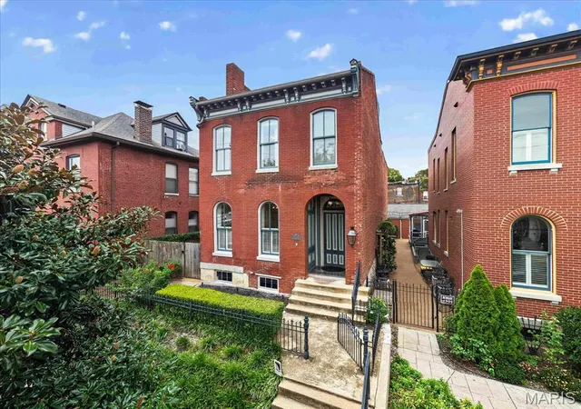Photo 2 of Single family home for sale at 1225 Dolman St, Saint Louis, MO 63104 | MLS# MIS26061020 | Listing updated on 2026-10-17