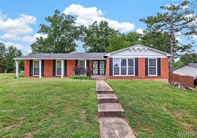 Photo 1 of Sale Pending at 11695 Chandellay Dr, Saint Louis, MO 63146 | MLS# MIS26061022 | Listing updated on 2026-09-30