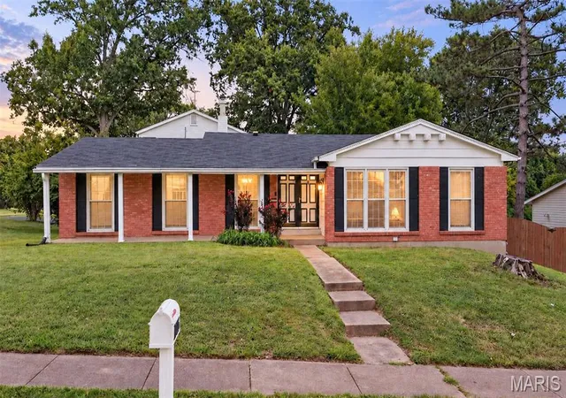 Photo 2 of Sale Pending at 11695 Chandellay Dr, Saint Louis, MO 63146 | MLS# MIS26061022 | Listing updated on 2026-09-30