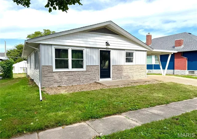 Single family home for sale at 206 E Church St, Palmyra, MO 63461 | MLS# MIS26061032