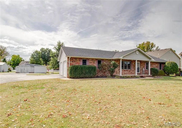 Photo 1 of Single family home for sale at 127 Tolle Ln, Godfrey, IL 62035 | MLS# MIS26061042 | Listing updated on 2026-10-20