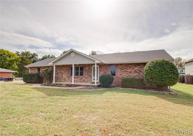 Photo 3 of Single family home for sale at 127 Tolle Ln, Godfrey, IL 62035 | MLS# MIS26061042 | Listing updated on 2026-10-20
