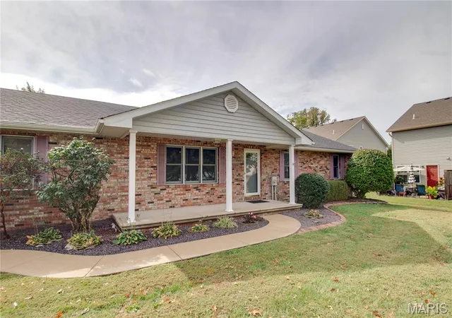 Photo 4 of Single family home for sale at 127 Tolle Ln, Godfrey, IL 62035 | MLS# MIS26061042 | Listing updated on 2026-10-20