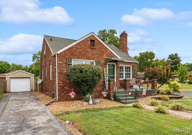 Photo 3 of Single family home for sale at 2675 Grand Ave, Granite City, IL 62040 | MLS# MIS26061044 | Listing updated on 2026-09-30