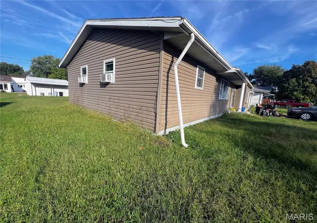Photo 3 of Single family home for sale at 505 S Elm St, Vandalia, MO 63382 | MLS# MIS26061045 | Listing updated on 2026-09-29