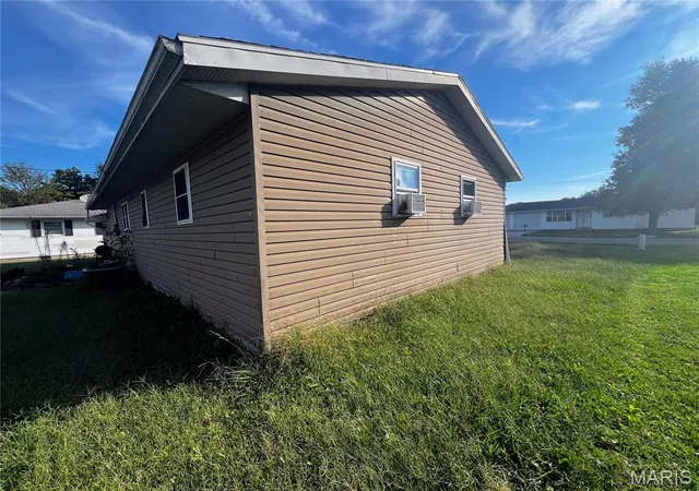 Photo 3 of Single family home for sale at 505 S Elm St, Vandalia, MO 63382 | MLS# MIS26061045 | Listing updated on 2026-09-29