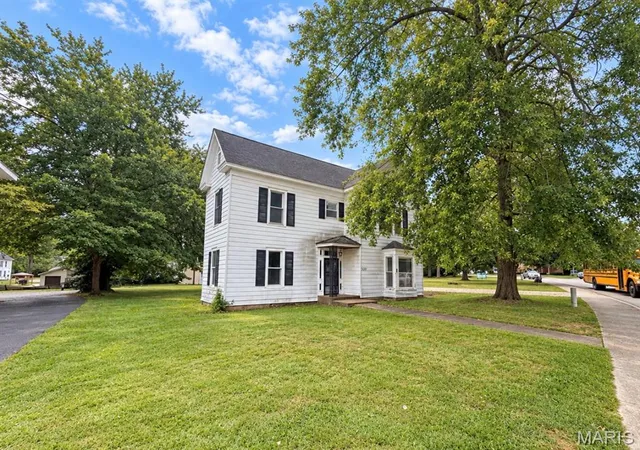 Photo 1 of Single family home for sale at 320 W Columbia St, Farmington, MO 63640 | MLS# MIS26061047 | Listing updated on 2026-10-01