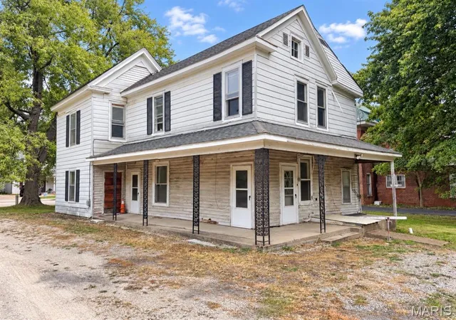 Photo 3 of Single family home for sale at 320 W Columbia St, Farmington, MO 63640 | MLS# MIS26061047 | Listing updated on 2026-10-01