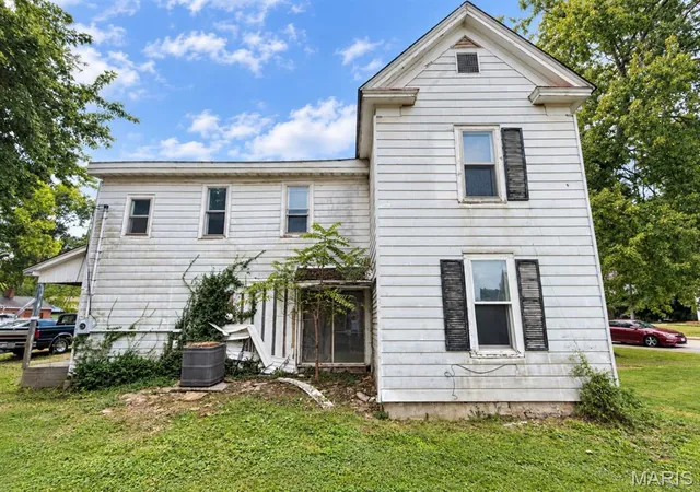 Photo 4 of Single family home for sale at 320 W Columbia St, Farmington, MO 63640 | MLS# MIS26061047 | Listing updated on 2026-10-01
