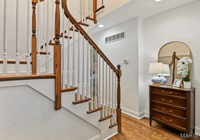 Photo 4 of Sale Pending at 10 Southridge Dr, Saint Louis, MO 63122 | MLS# MIS26061049 | Listing updated on 2026-10-05