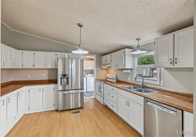 Photo 3 of Manufactured home for sale at 20499 Township Line Rd, Warrenton, MO 63383 | MLS# MIS26061057 | Listing updated on 2026-10-06
