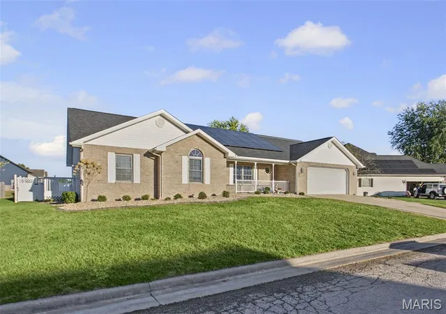Photo 2 of Single family home for sale at 3507 Castelli Dr, Alton, IL 62002 | MLS# MIS26061061 | Listing updated on 2026-10-06