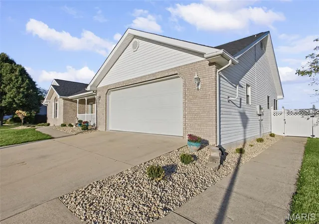 Photo 3 of Single family home for sale at 3507 Castelli Dr, Alton, IL 62002 | MLS# MIS26061061 | Listing updated on 2026-10-06