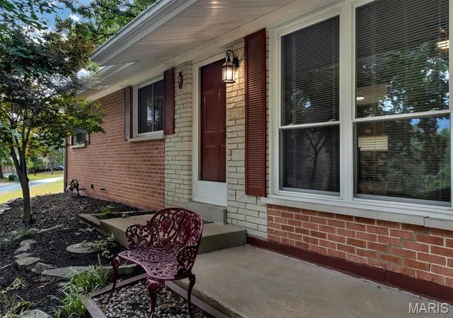 Photo 3 of Single family home for sale at 9 Green Garden Dr, St Ann, MO 63074 | MLS# MIS26061070 | Listing updated on 2026-09-28
