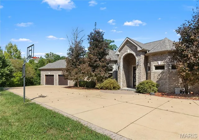 Photo 2 of Single family home for sale at 4068 Fleur Du Bois Dr, Florissant, MO 63034 | MLS# MIS26061085 | Listing updated on 2026-10-03
