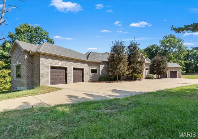 Photo 3 of Single family home for sale at 4068 Fleur Du Bois Dr, Florissant, MO 63034 | MLS# MIS26061085 | Listing updated on 2026-10-03