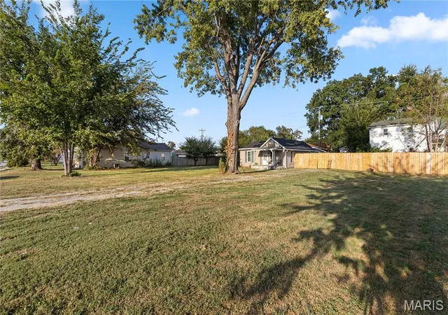 Photo 3 of Single family home for sale at 2704 Myrtle Ave, Granite City, IL 62040 | MLS# MIS26061087 | Listing updated on 2026-09-28