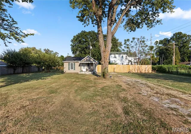 Photo 3 of Single family home for sale at 2704 Myrtle Ave, Granite City, IL 62040 | MLS# MIS26061087 | Listing updated on 2026-09-28
