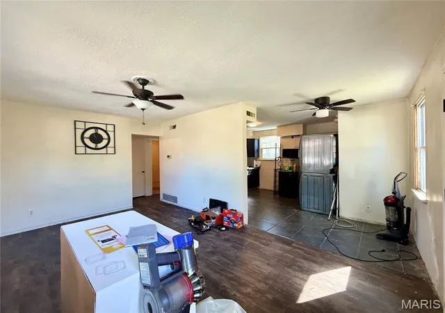 Listing Photo 4 - Condo for sale in building located at 3917 Pomona Ct, Saint Louis, MO 63116