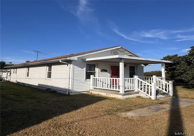 Photo 2 of Sale Pending at 107 E Moro Dr, Moro, IL 62067 | MLS# MIS26061098 | Listing updated on 2026-09-27