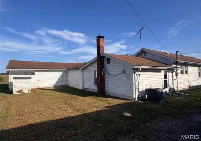 Photo 3 of Sale Pending at 107 E Moro Dr, Moro, IL 62067 | MLS# MIS26061098 | Listing updated on 2026-09-27