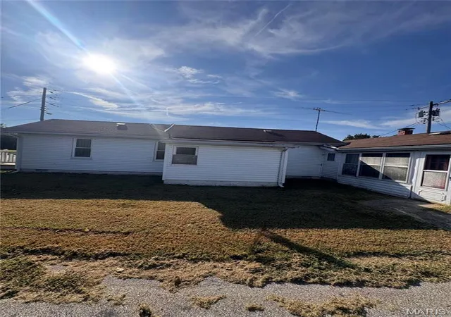 Photo 4 of Sale Pending at 107 E Moro Dr, Moro, IL 62067 | MLS# MIS26061098 | Listing updated on 2026-09-27