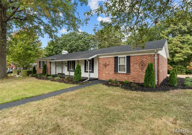 Photo 2 of Single family home for sale at 1 Crookham Ct, Florissant, MO 63033 | MLS# MIS26061119 | Listing updated on 2026-10-04