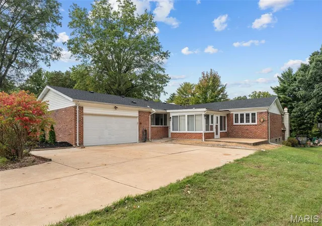 Photo 3 of Single family home for sale at 1 Crookham Ct, Florissant, MO 63033 | MLS# MIS26061119 | Listing updated on 2026-10-04
