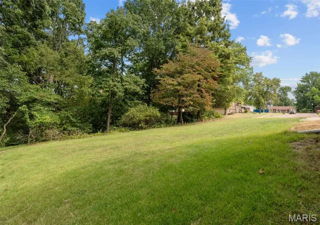 Photo 4 of Single family home for sale at 1 Crookham Ct, Florissant, MO 63033 | MLS# MIS26061119 | Listing updated on 2026-10-04