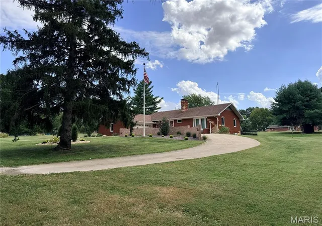 Photo 3 of Single family home for sale at 110 W Teak St, Thayer, IL 62689 | MLS# MIS26061123 | Listing updated on 2026-10-22