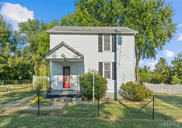 Single family home for sale at 20 E Avenue, Leslie, MO 63056 | MLS# MIS26061136