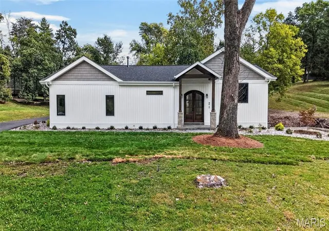 Single family home for sale at 21 Balcon Est, Saint Louis, MO 63141 | MLS# MIS26061144