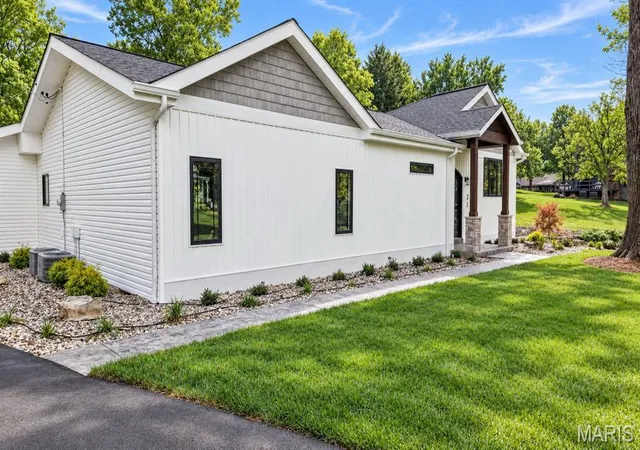 Photo 1 of Single family home for sale at 21 Balcon Est, Saint Louis, MO 63141 | MLS# MIS26061144 | Listing updated on 2026-10-19