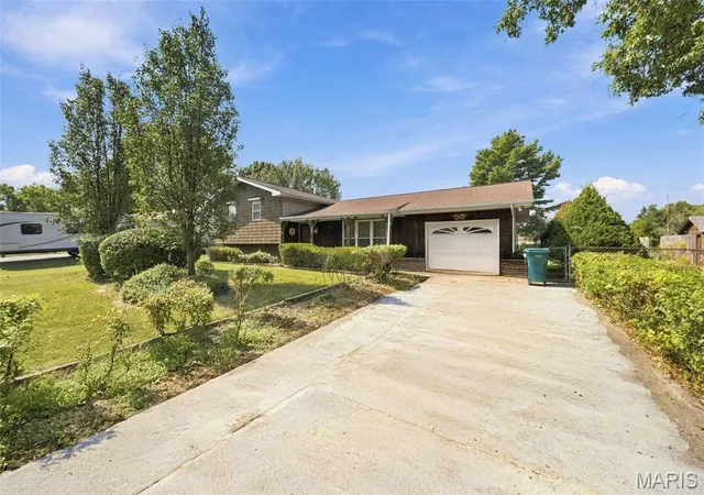 Photo 2 of Sale Pending at 3649 Gail Dr, Imperial, MO 63052 | MLS# MIS26061167 | Listing updated on 2026-09-26