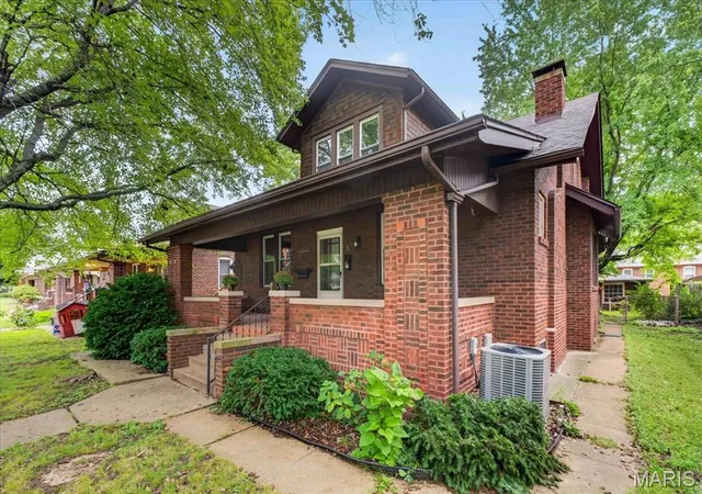 Photo 2 of Single family home for sale at 604 Sycamore St, Belleville, IL 62220 | MLS# MIS26061172 | Listing updated on 2026-10-01