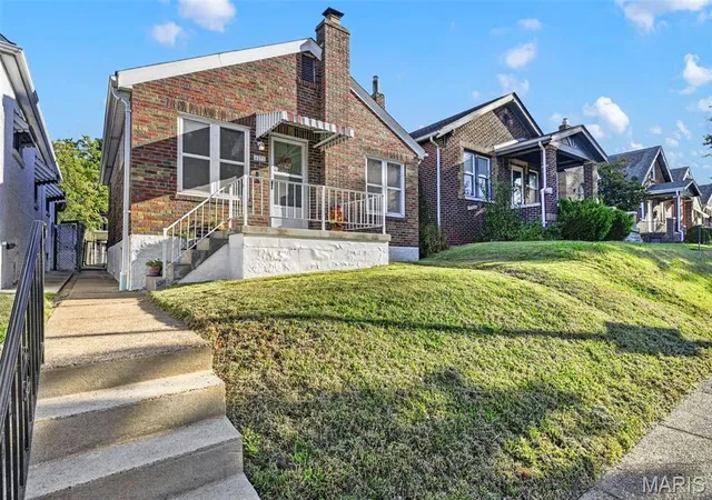 Photo 3 of Sale Pending at 4531 Tholozan Ave, Saint Louis, MO 63116 | MLS# MIS26061181 | Listing updated on 2026-10-19