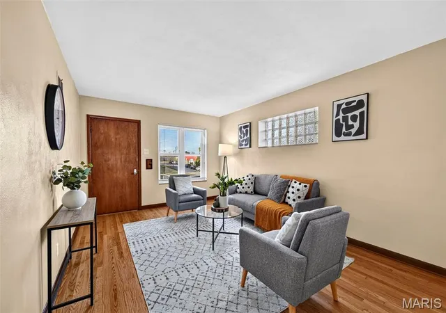 Photo 4 of Sale Pending at 4531 Tholozan Ave, Saint Louis, MO 63116 | MLS# MIS26061181 | Listing updated on 2026-10-19