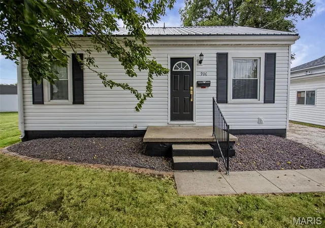 Photo 1 of Single family home for sale at 906 W Exchange St, Jerseyville, IL 62052 | MLS# MIS26061193 | Listing updated on 2026-09-24