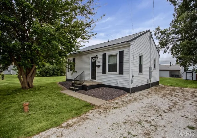 Photo 2 of Single family home for sale at 906 W Exchange St, Jerseyville, IL 62052 | MLS# MIS26061193 | Listing updated on 2026-09-24