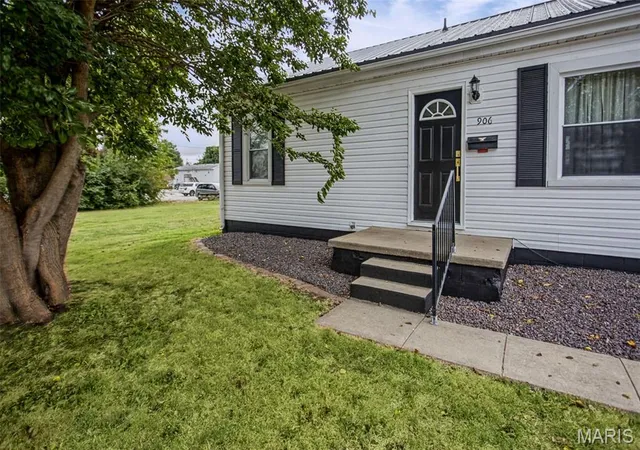 Photo 3 of Single family home for sale at 906 W Exchange St, Jerseyville, IL 62052 | MLS# MIS26061193 | Listing updated on 2026-09-24