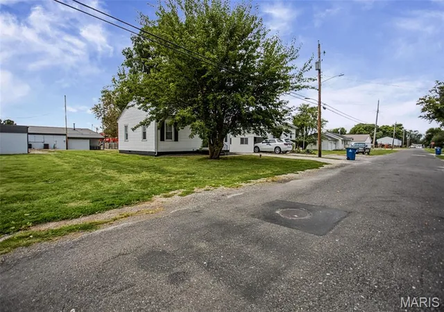 Photo 3 of Single family home for sale at 906 W Exchange St, Jerseyville, IL 62052 | MLS# MIS26061193 | Listing updated on 2026-09-24