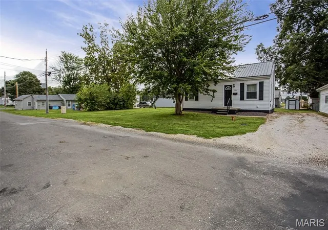 Photo 4 of Single family home for sale at 906 W Exchange St, Jerseyville, IL 62052 | MLS# MIS26061193 | Listing updated on 2026-09-24