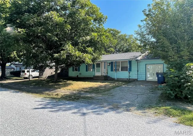 Photo 2 of Sale Pending at 1206 N Glendale, Benton, IL 62812 | MLS# MIS26061196 | Listing updated on 2026-10-13