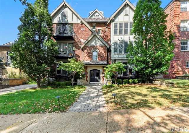 Photo 1 of Condo for sale at 7527 Oxford Dr #1E, Saint Louis, MO 63105 | MLS# MIS26061209 | Listing updated on 2026-09-24