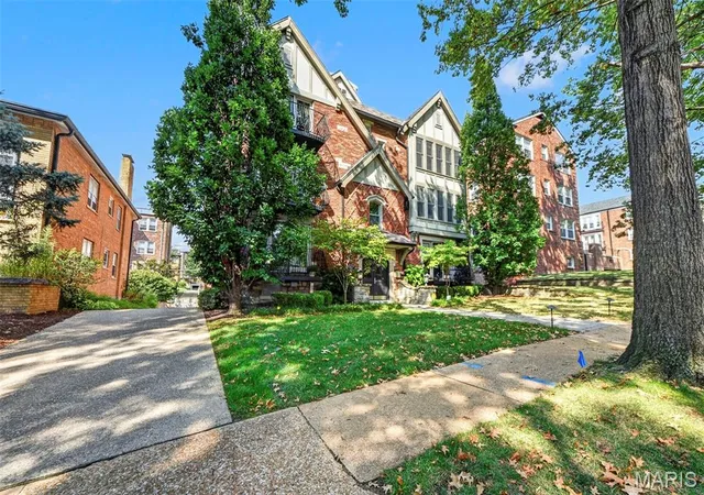 Photo 2 of Condo for sale at 7527 Oxford Dr #1E, Saint Louis, MO 63105 | MLS# MIS26061209 | Listing updated on 2026-09-24