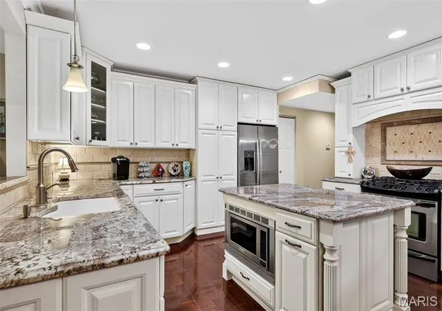 Listing Photo 5 - Condo for sale in building located at 7527 Oxford Dr, Clayton, MO 63105 - Unit #1E