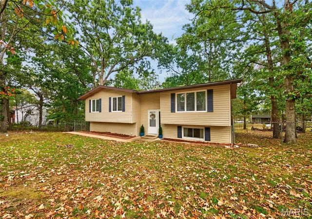 Photo 3 of Single family home for sale at 210 Westwind Dr, Waynesville, MO 65583 | MLS# MIS26061210 | Listing updated on 2026-09-23